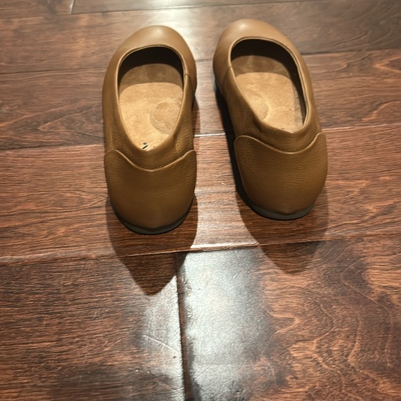 NWT Softwalk Women's Tan Flats - Picture 5 of 8